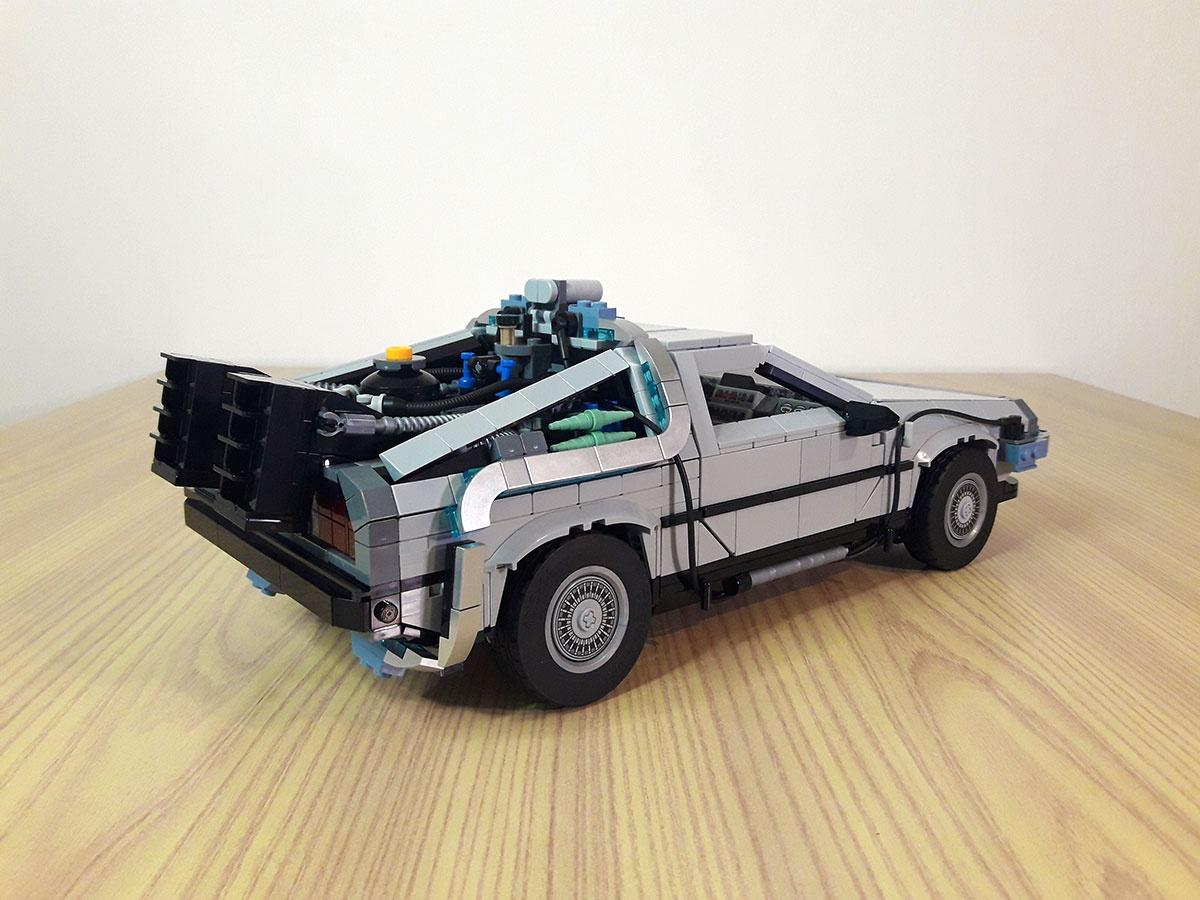 13 LEGO DeLorean lato sx