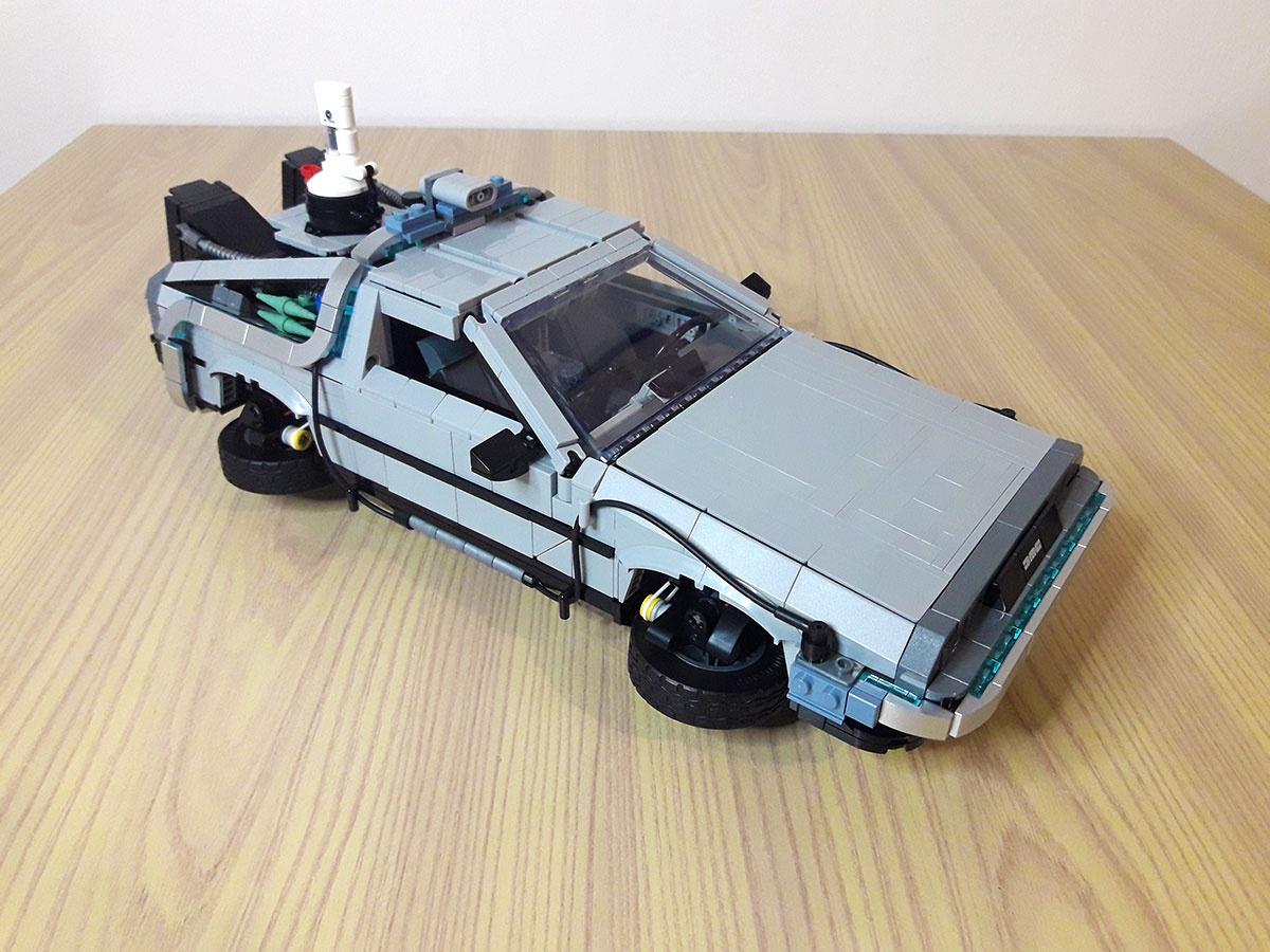 17 LEGO DeLorean volante
