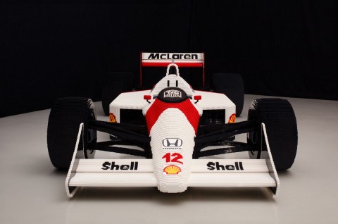 LEGO ITALIA E AUTOMOBILE CLUB MILANO, 
UNITI DALL'AMORE PER LE CORSE, SCENDONO IN PISTA 
CON LA MONOPOSTO MCLAREN DI AYRTON SENNA