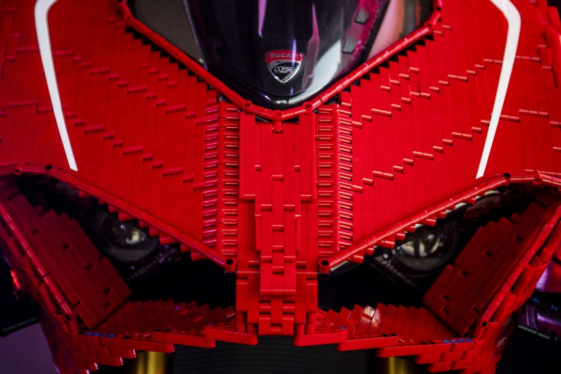 PRESENTATA LA DUCATI PANIGALE V4 R IN SCALA 1:1 IN MATTONCINI LEGO® TECHNIC