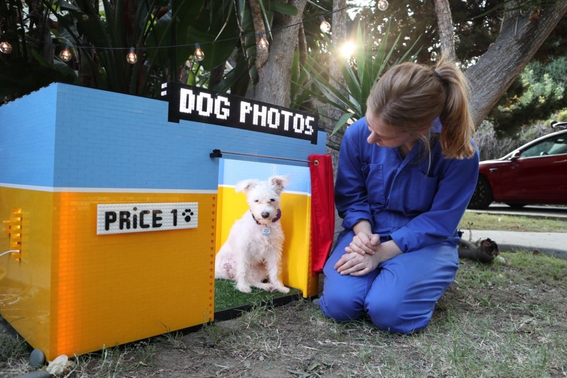 L'esperta di LEGO®  MINDSTORM® Simone Giertz ha creato la prima cabina dei SELFIE per cani robotizzata