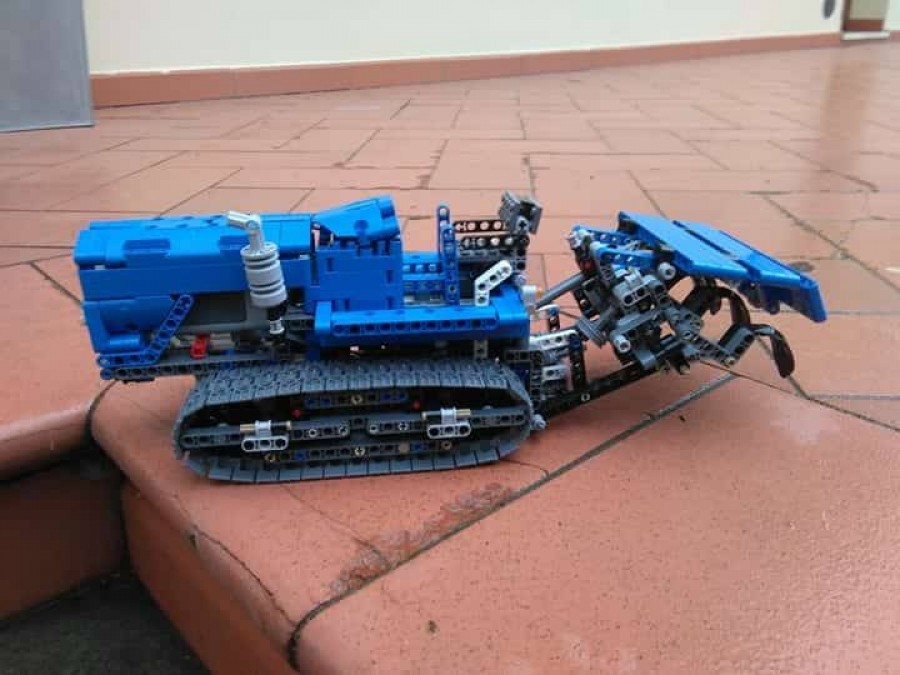 LEGO TECHNIC TRATTORE A CINGOLI