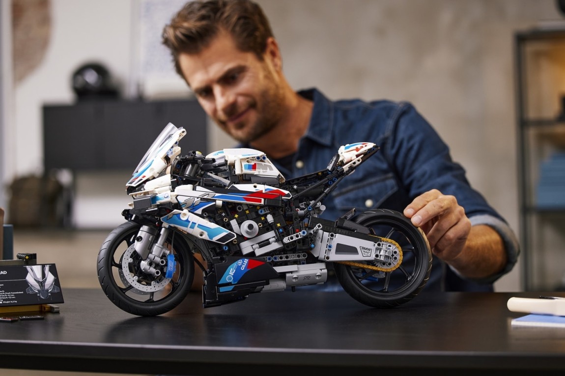 SI SCALDANO I MOTORI AL LEGO STORE MILANO SAN BABILA: DAL 4 MARZO ALL’8 APRILE UNA VERA BMW M 1000 RR E IL BELLISSIMO SET LEGO® TECHNIC™ BMW M 1000 RR “GAREGGERANNO” PER CONQUISTARE PASSANTI E APPASSIONATI