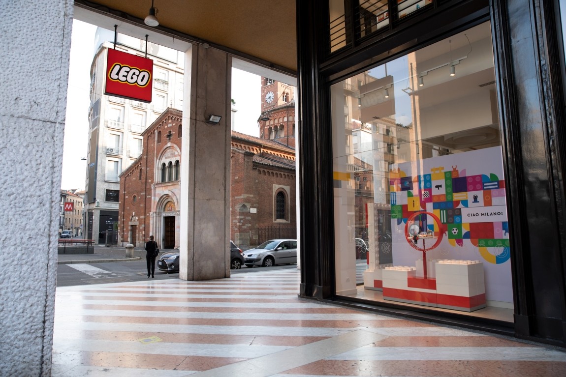 IL 26 NOVEMBRE APERTURA NOTTURNA DEL LEGO CERTIFIED STORE MILANO SAN BABILA PER IL LANCIO DI LEGO® STAR WARS™ AT-AT™