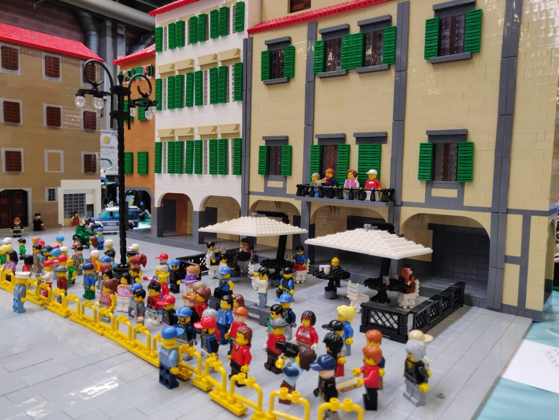 Riproduzione della Piazza Farinata degli Uberti in mattoncini LEGO®