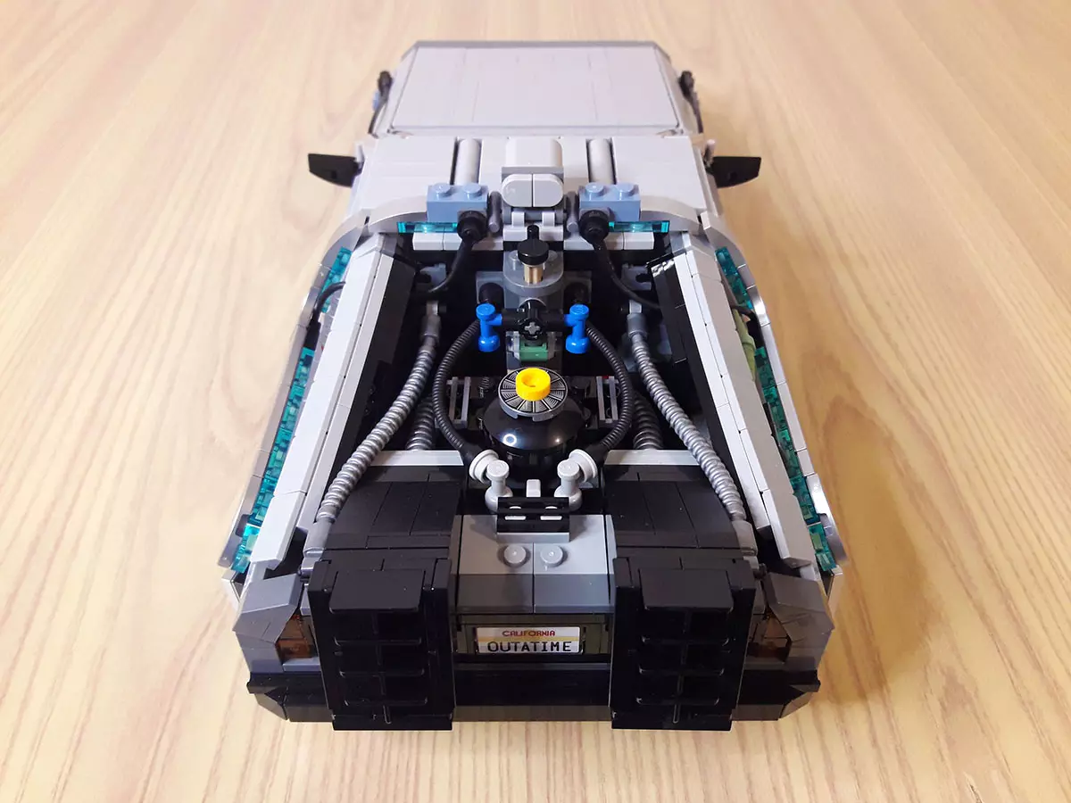 15 LEGO DeLorean alto
