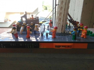 Amici Miei Atto II, la scenetta della Torre di Pisa riprodotta in mattoncini LEGO®