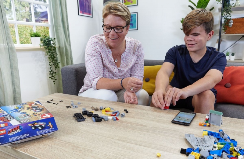 LEGO® percorre la strada di una maggiore accessibilità creando istruzioni di costruzione in audio e Braille